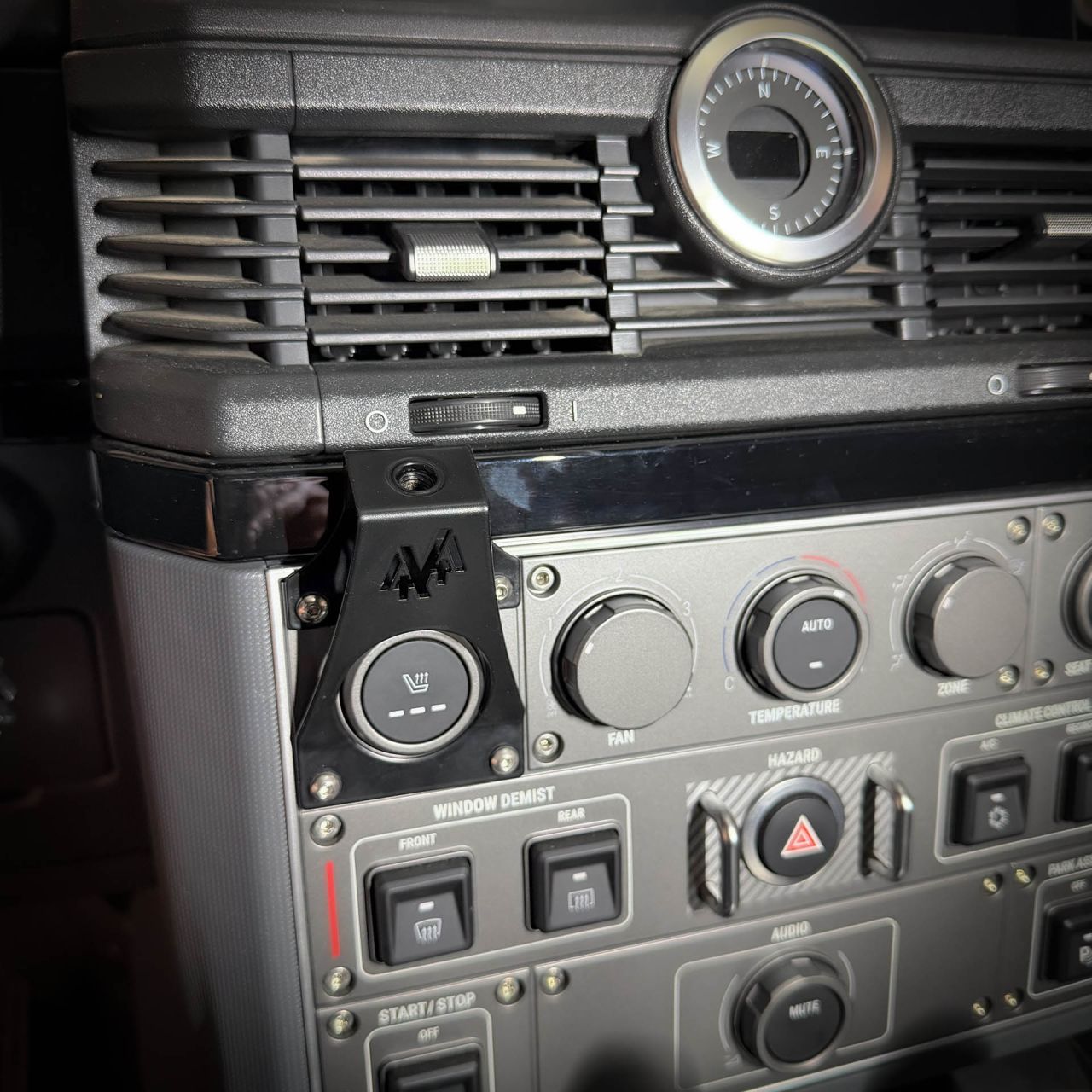 ABNTR4X4  RAM Mount Basis aus Edelstahl für Mobiltelefone im INEOS Grenadier