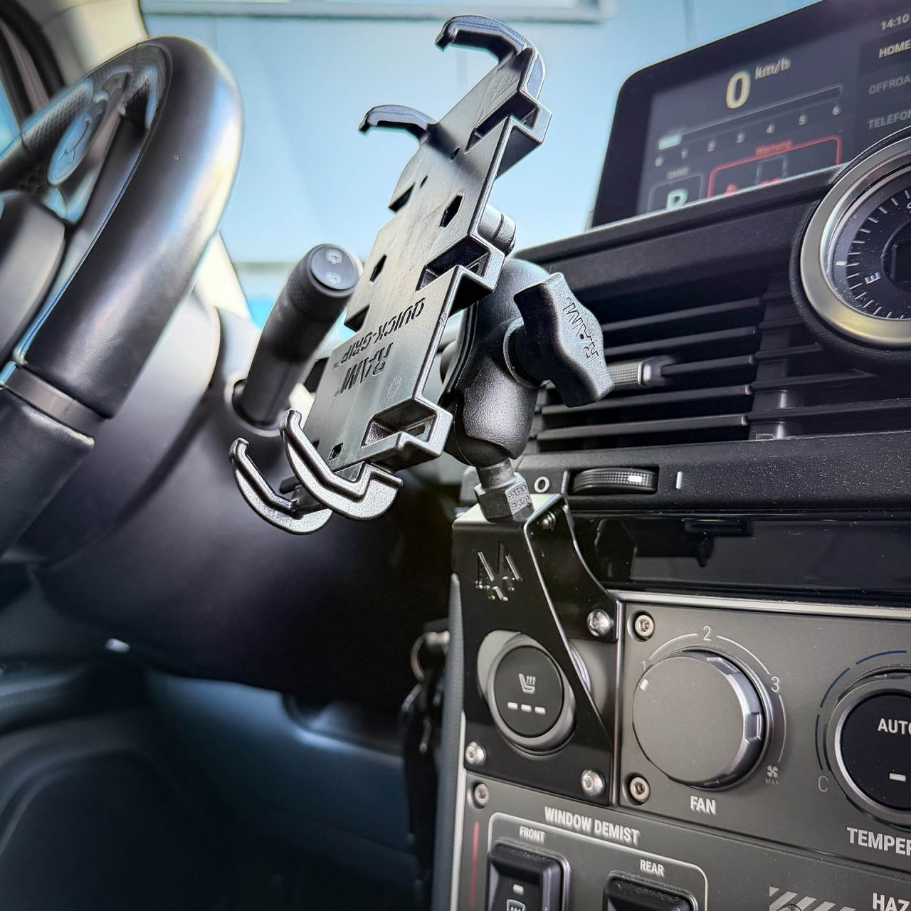 ABNTR4X4  RAM Mount Basis aus Edelstahl für Mobiltelefone im INEOS Grenadier